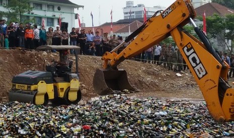 Pemusnahan minuman beralkohol oleh Polrestabes Bandung dan Satpol PP Kota Bandung, Kamis (5/11)