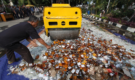 Pemusnahan minuman keras (miras).