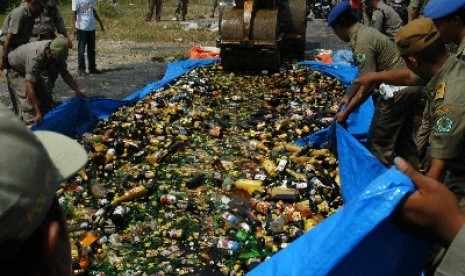  Pemusnahan miras hasil sitaan petugas kepolisian.