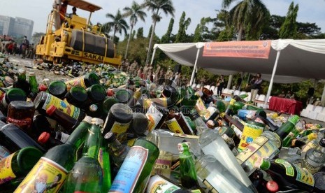 Pemusnahan Miras Ilegal: Alat berat memusnahkan ribuan botol minuman keras (Miras) di Silang Monas, Jakarta, Selasa (7/7).