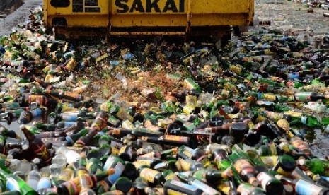 Pemusnahan ribuan botol minuman keras di Silang Monas, Jakarta, Selasa (7/7).