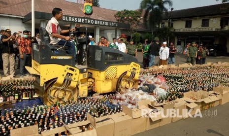 Pemusnahan ribuan miras dan narkoba di halaman Polres Metro Bekasi Kota, Selasa (23/5). 