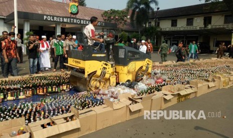 Pemusnahan ribuan miras dan narkoba.