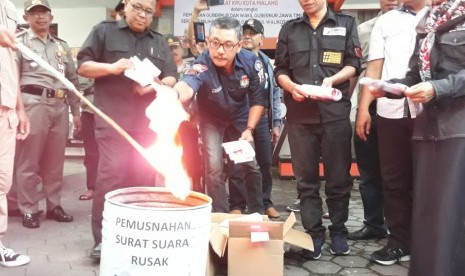 Pemusnahan surat suara rusak dan sisa untuk Pilgub Jatim dan Pilwali Kota Malang 2018 di KPU Kota Malang, Selasa sore (26/6). 