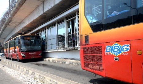 Penambahan Armada Transjakarta. Bus Transjakarta memasuki halte penumpang di Terminal Kampung Melayu, Jakarta, Selasa (4/8).