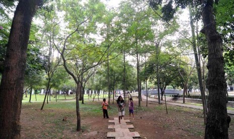 Penambahan Taman Kota. Beberapa anak bermain di Taman Honda, Tebet, Jakarta, Senin (5/5).