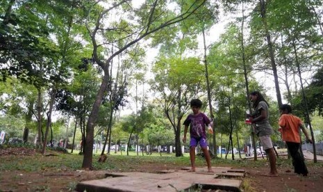 Penambahan Taman Kota. Beberapa anak bermain di Taman Honda, Tebet, Jakarta, Senin (5/5). Jakarta memiliki 1.178 taman. Semua itu dalam bentuk taman kota, taman interaktif, dan taman lingkungan. Sebagian kondisinya tidak terawat.