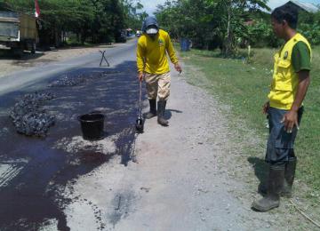 Penambalan jalan di jalur alternatif Subang-Cikamurang-Indramayu.