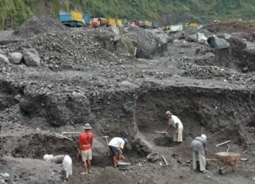 Penambang pasir erupsi Gunung Merapi