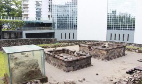 Penampakan Candi Kimpulan di dalam kompleks Perpustakaan UII Yogyakarta.