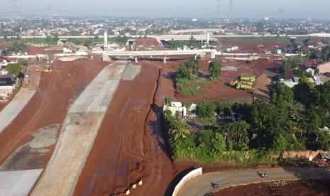 Penampakan dari foto drone, beberapa titik bidang lahan yang berlum terbebaskan yang menjadi permasalahan dalam pembebasan lahan sengketa dan wakaf yg menjadi penyebab menghambat pembangunan Jalan Tol Cijago Seksi III dari Kukusan-Simpang Krukut-Limo-Cinere.