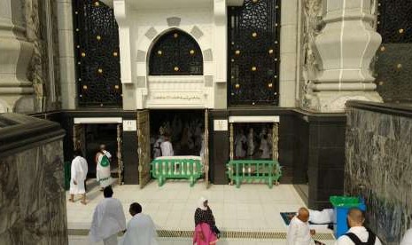 Penampakan Gerbang Bani Shaibah di bagian utara Masjid al-Haram, Makkah, Ahad (2/9). Gerbang tersebut dinamai seturut nama keluarga pemegang kunci Ka'bah.