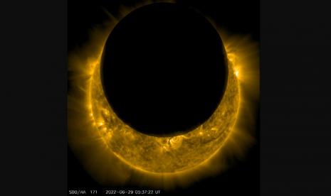 Penampakan gerhana matahari 29 Juni yang dilihat dari luar angkasa.