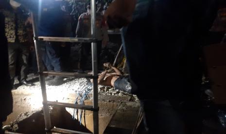 Penampakan korban akibat insiden dugaan keracunan gas di gorong-gorong kawasan Cipondoh, Kota Tangerang, Kamis (7/10) petang. Dalam insiden tersebut, ada penambahan dua korban lainnya, sehingga total korban menjadi lima orang.