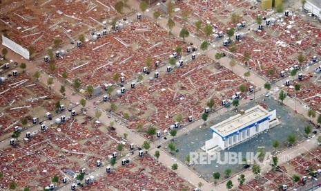  Pentingnya Mengurangi Angka Kematian Jamaah Haji Saat Armina. Foto:  Penampakan hamparan karpet dan sisa tenda jamaah haji di  Arafah dari udara, Senin (12/8). Pergerakan manusia di Makkah, Mina dan Arafah selama pelaksanaan ibadah haji tecatah sebagai yang termasif di dunia. Jutaan manusia bergerak dari dan ke tiga tempat ini hanya dalam waktu 2-3 hari