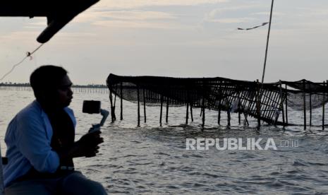 Penampakan pagar laut di kawasan Tanjung Pasir, Kabupaten Tangerang, Banten, Jumat (10/1/2024). Nelayan mengeluhkan sulit mencari tangkapan ikan akibat adanya pagar laut yang membentang di perairan Tangerang, Banten.