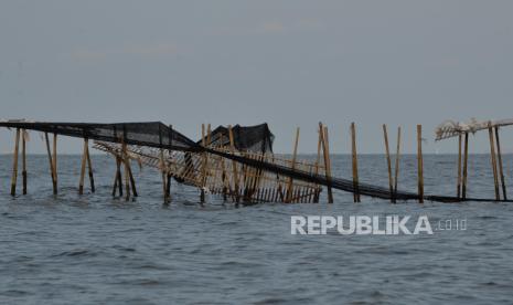 Penampakan pagar laut di kawasan Tanjung Pasir, Kabupaten Tangerang, Banten, Jumat (10/1/2024). Pagar laut juga ditemukan di Perairan Bekasi.