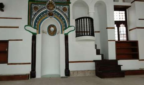 Penampakan ruang pengimanan Masjid Imam Syafi'i di Kota Tua Jeddah. Pada bagian mihrab masjid tersebut, ada ceruk yang menunjukkan level asli bangunan awal masjid yang diperkirakan berasal dari masa Khulifaurrashidin.