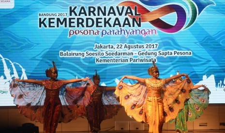 Penampil mementaskan Tari Merak di sela-sela acara konferensi pers Karnaval Kemerdekaan Pesona Parahyangan 2017, di Jakarta, Selasa (22/8). 