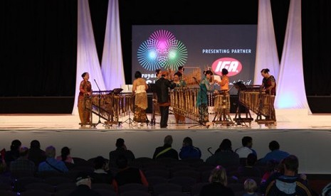  Penampilan Adelindo Angklung di salah satu panggung Royal Adelaide Show tahun 2014. 