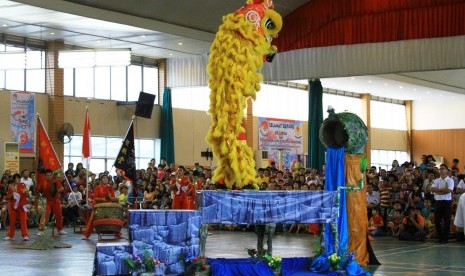 Penampilan atlet olahraga barongsai saat mengikuti Kejurda di Padang, Sumatra Barat.