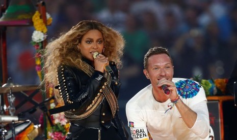 Penampilan Beyonce dan Chris Martin di ajang Superbowl 2016.