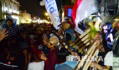 Penampilan calung ala anak-anak funk pada acara HUT ke-56 Bank BJB, di gedung pusat Bank BJB, Jl Asia Afrika, Kota Bandung, Sabtu (20/5).