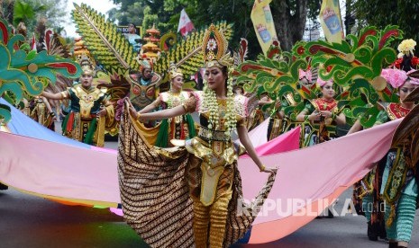 Karnaval seni budaya saat West Java Festival 2019.