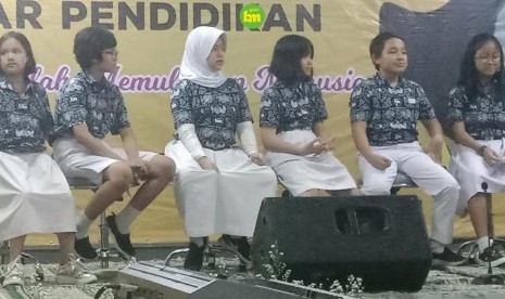 Penampilan dialog bahasa Inggris siswa SD Bakti Mulya 400.