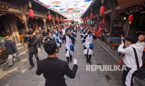 Penampilan Gema Nadaqu, grup marching band Pondok Pesantran Tahfizh Daarul Qur’an, dalam ajang Candy Mountain International art & festival yang berlangsung di Chengdu hinggal tanggal 6 November mendatang. 