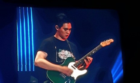 Penampilan Gitaris CNBLUE Jonghyun pada konser di Jakarta, Sabtu, (15/7)