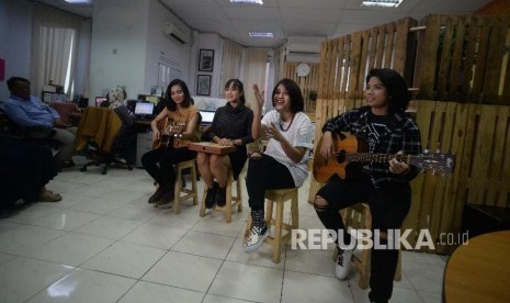 Penampilan grup band Shima saat mengunjungi redaksi Republika di Jakarta, Kamis (13/12).