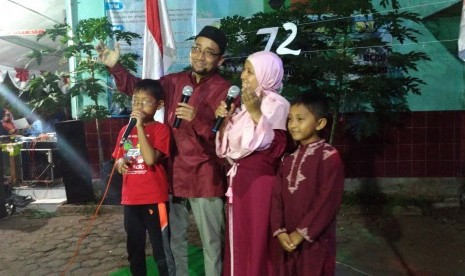 Penampilan Kang Abik beserta istri dan anak-anaknya dalam Lomba Karaoke Kemerdekaan di Kampung Candiwesi,  Kota Salatiga, Jawa Tengah, Sabtu malam (12/8).