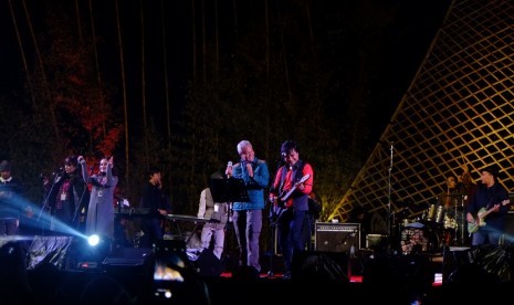 Penampilan Katon Bagaskara dan Gubernur Jawa Tengah Ganjar Pranowo di panggung Dieng Culture Festival (DCF) 2017, Sabtu (5/8) malam