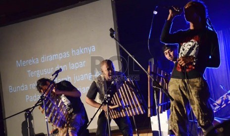 Penampilan kelompok funk Tcukimay pada peringatan Sumpah Pemuda bersama komunitas underground di Aula Universitas Padjadjaran (Unpad), Jl Dipatiukur, Bandung, Senin (28/10).    (Republika/Edi Yusuf)