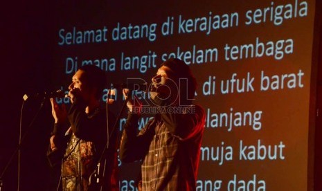  Penampilan kelompok Karinding Attack (kelompok deadmetal dengan alat musik tradisional karinding dan celempungan) pada peringatan Sumpah Pemuda bersama komunitas underground di Aula Universitas Padjadjaran (Unpad), Jl Dipatiukur, Bandung, Senin (28/1