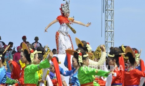 Penampilan Kesenian oratorium mempertunjukan bersama memeriahkan pembukaan Ciletuh Palabuhanratu Geopark Festival 2016, di Pantai Batu Ngamprak, Desa Ciracap Ujung Genteng, Kabupaten Sukabumi, Sabtu (27/8)