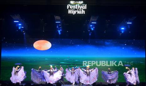 Penampilan kesenian tarian asal Xinjiang Festival Hijriah 2023 di GOR Sritex, Surakarta, Jawa Tengah, Sabtu (5/8/2023). Pentas seni muslim Xinjiang ini untuk memeriahkan Festival Hijriah 2023 yang digelar di 9 kota Indonesia untuk menyambut Tahun Baru Islam. Berbagai tarian tradisional dan nyayian tampil secara bergantian untuk menghibur pengunjung yang hadir.