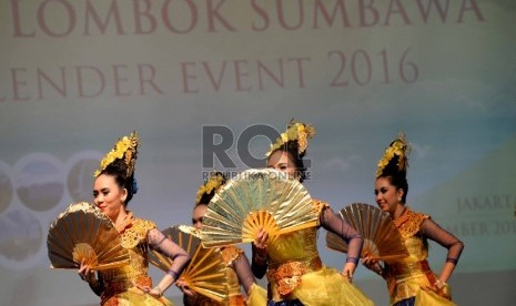 Penampilan kesenian tarian khas NTB ditampilkan saat peluncuran Pesona Lombok Sumbawa dan Kalender Pariwisata 2016 di Kementerian Pariwisata, Jakarta, Senin (14/12).