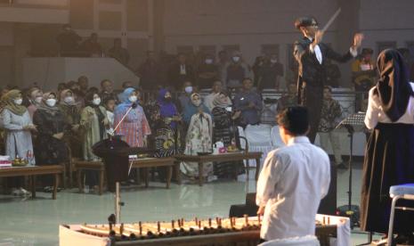 Penampilan kesenian tradisional Kabupaten Ciamis yang dikolaborasikan dengan marching band di Gedung Kesenian Ciamis, Rabu (29/6/2022) malam.