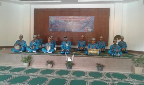 Penampilan MA Nurul Ikhlas Serpong, juara I Festival Marawis BSI tahun 2016.