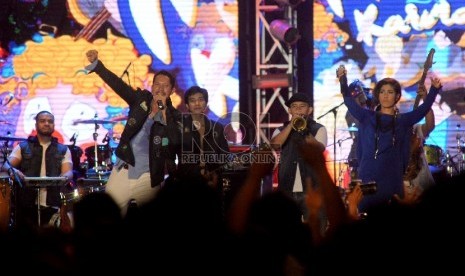 Penampilan Maliq & D'essentials di Mandiri Karnaval Nusantara di Senayan, Jakarta, Sabtu (24/10) malam.