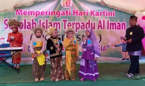 Penampilan murid Sekolah Al-Iman Citayam pada peringatan Hari Kartini, Rabu (27/4).