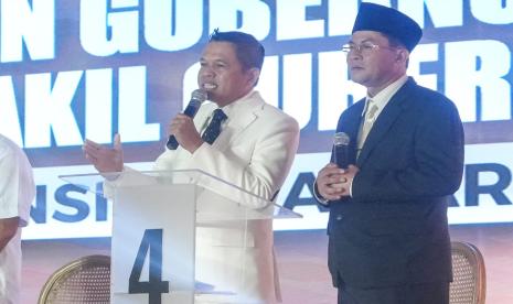 Penampilan nyentrik dengan rambut jambul dan pakaian putih-hitam dipilih KDM saat menyampaikan gagasannya di atas forum debat. Hal itu terinspirasi dari tokoh pewayangan Semar.