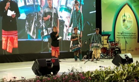 Penampilan penjual manisan tradisional Gula Gending meriahkan malam penyambutan Munas JSIT IV di Hotel Lombok Raya, Kamis (27/7) malam.