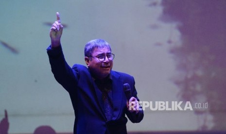 Penampilan penyanyi Harvey Malaiholo dalam acara solidaritas untuk korban bencana di Nusa Tenggara Barat serta Sulawesi di Auditorium Pusat Perfilman H. Usmar Ismail, Jakarta, Rabu (17/10),