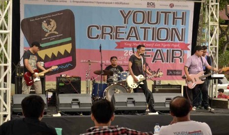 Penampilan peserta lomba covering lagu pajak pada acara Youth Creation Fair.     