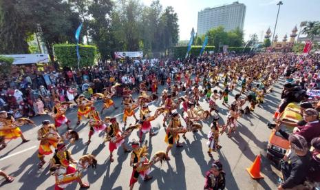 Penampilan Ribuan seniman kuda lumping dari berbagai daerah di Jawa Tengah pada acara car free day (CFD) di pusat keramaian Simpang Lima, Kota Semarang, Ahad (14/8) pagi. Keiatan yang diikuti puluhan kelompok kesenian kuda lumping ini merupakan acara kesenian bertajuk ‘Gamelan Kolosal’ yang dihelat dalam rangka memeriahkan HUT Provinsi Jawa Tengah ke-72.