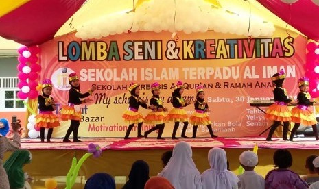 Penampilan salah satu kelompok peserta lomba seni dan kreativitas yang diadakan di Sekolah Islam Terpadu Al Iman Pabuaran, Kecamatan Bojonggede, Kabupaten Bogor, Jawa Barat, Sabtu (30/1).