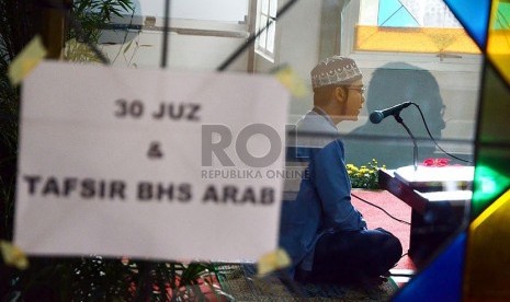   Penampilan salah satu peserta pada Seleksi Tilawatil Quran (STQ) XIII tingkat Jabar di gedung Pusdai,Bandung,Senin (8/4).   (Republika/Edi Yusuf)